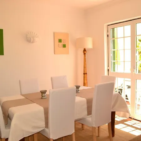 Yellow & White House Amoreira (Leiria)