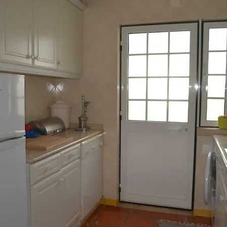 Yellow & White House Amoreira (Leiria)